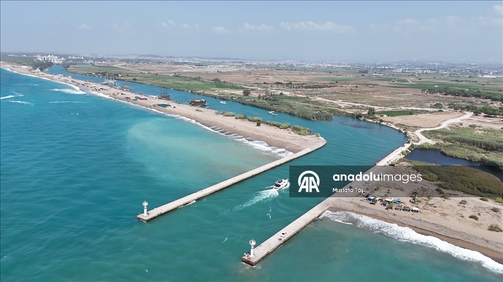 Manavgat Irmağı'ndan kalkan tur tekneleri misafirlerini denizle de buluşturuyor