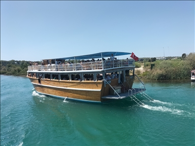  Manavgat Irmağı'ndan kalkan tur tekneleri misafirlerini denizle de buluşturuyor