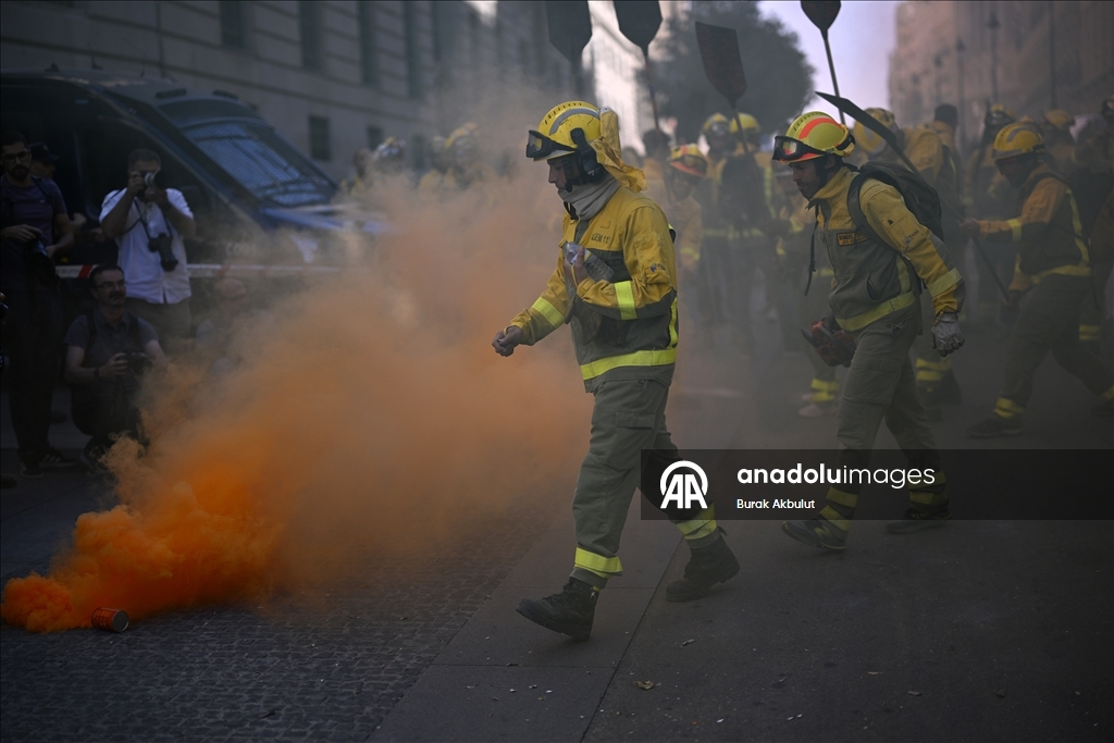 Madrid'de süresiz grevde olan orman itfaiyecileri gösteri yaptı