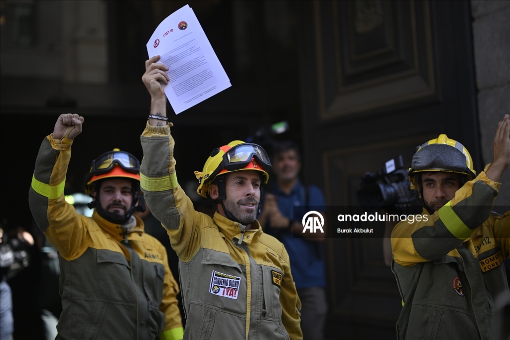 Madrid'de süresiz grevde olan orman itfaiyecileri gösteri yaptı