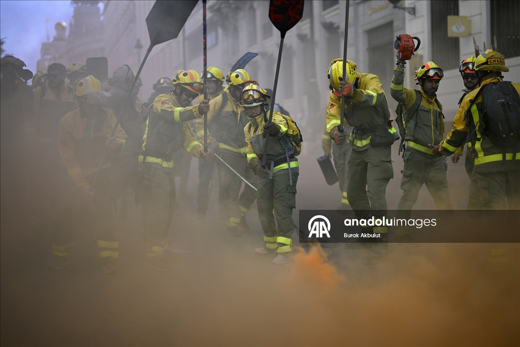 Madrid'de süresiz grevde olan orman itfaiyecileri gösteri yaptı