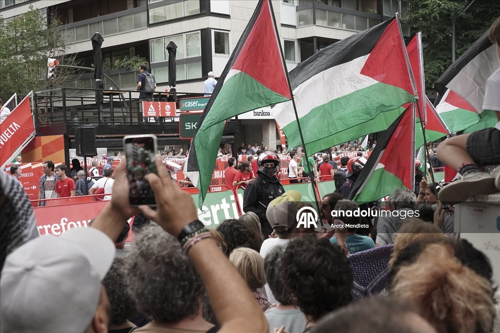 İsrail karşıtı protestolardan dolayı İspanya bisiklet yarışının bugünkü etabı tamamlanamadı