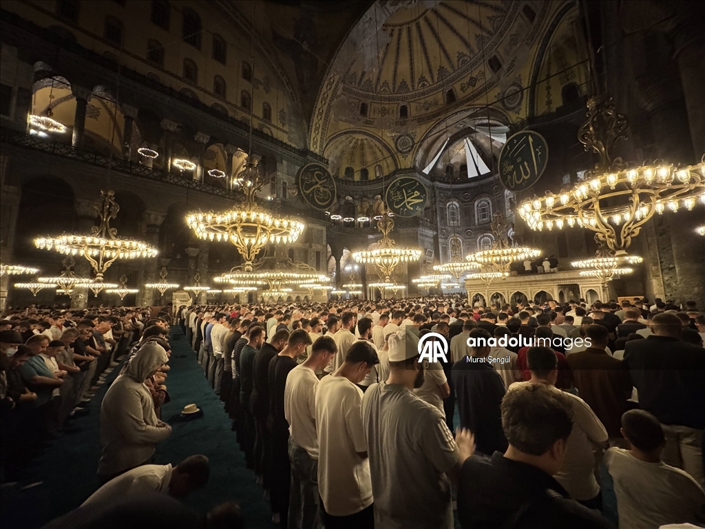 İstanbul'da Mevlit Kandili dualarla idrak edildi