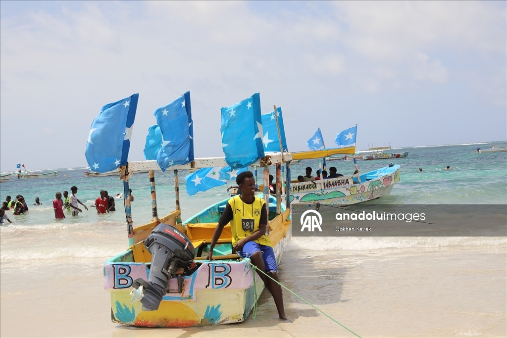 Somalililer Hint Okyanusu'nda hem yüzüyor hem de balık tutuyor