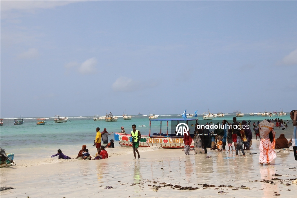 Somalililer Hint Okyanusu'nda hem yüzüyor hem de balık tutuyor
