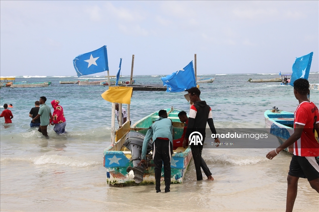 Somalililer Hint Okyanusu'nda hem yüzüyor hem de balık tutuyor