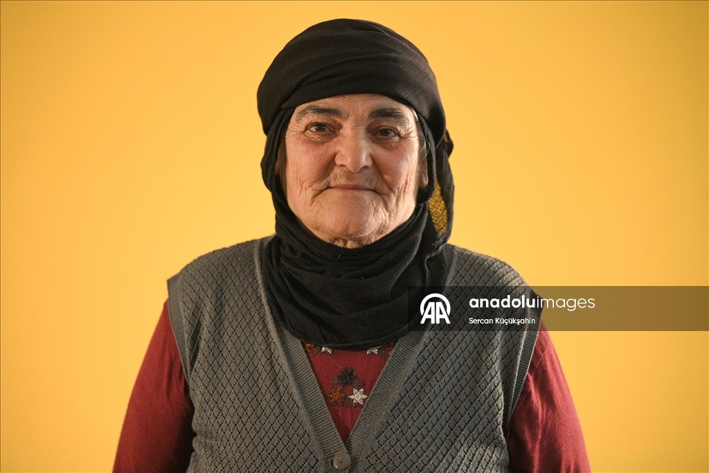 "Kara yapıklılar" baş bağlama geleneğini yıllardır sürdürüyor
