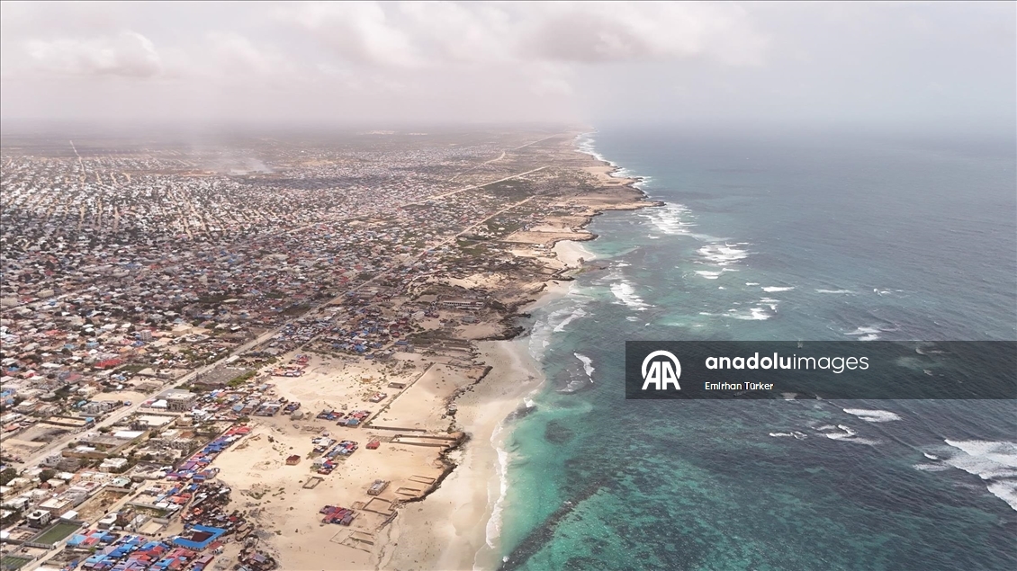 Somalililer Hint Okyanusu'nda hem yüzüyor hem de balık tutuyor