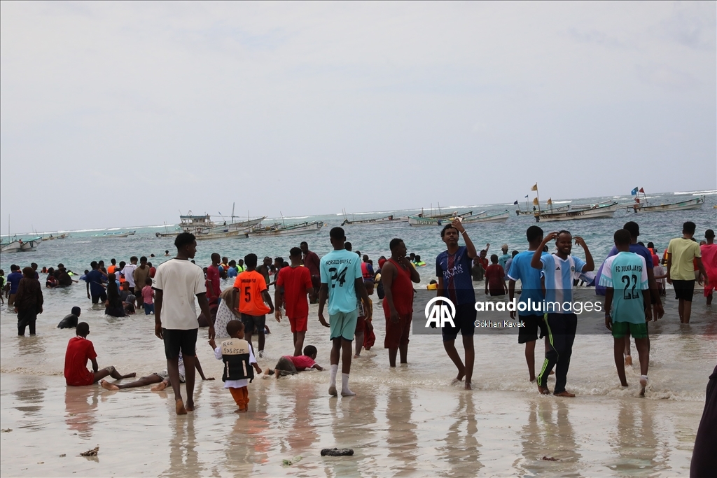 Somalililer Hint Okyanusu'nda hem yüzüyor hem de balık tutuyor