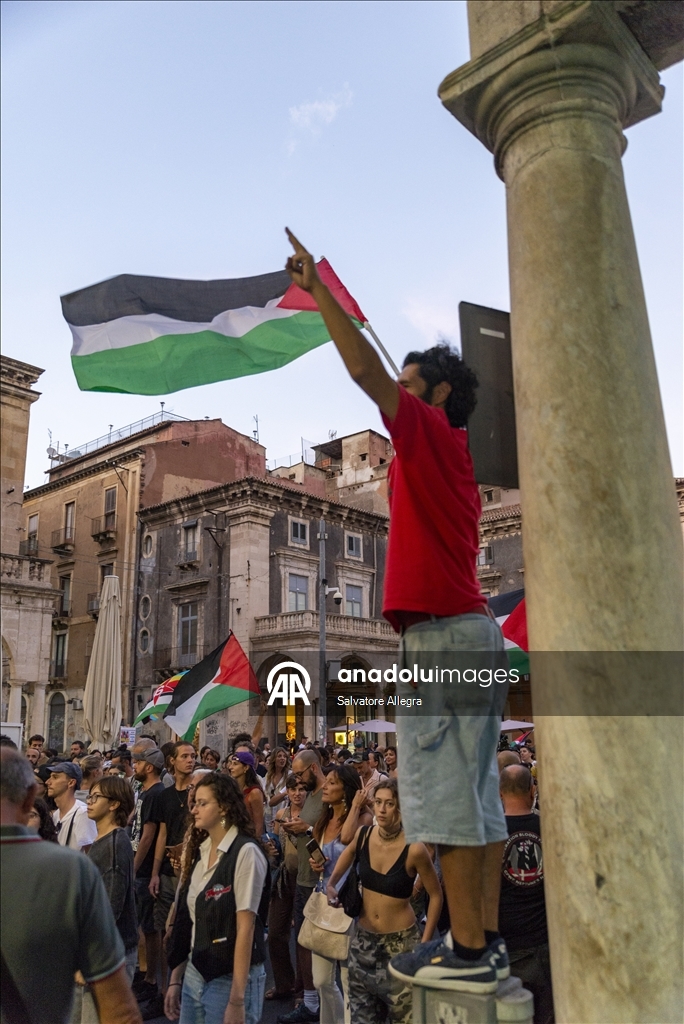 Demonstration in support of the Global Sumud Flotilla in Italy