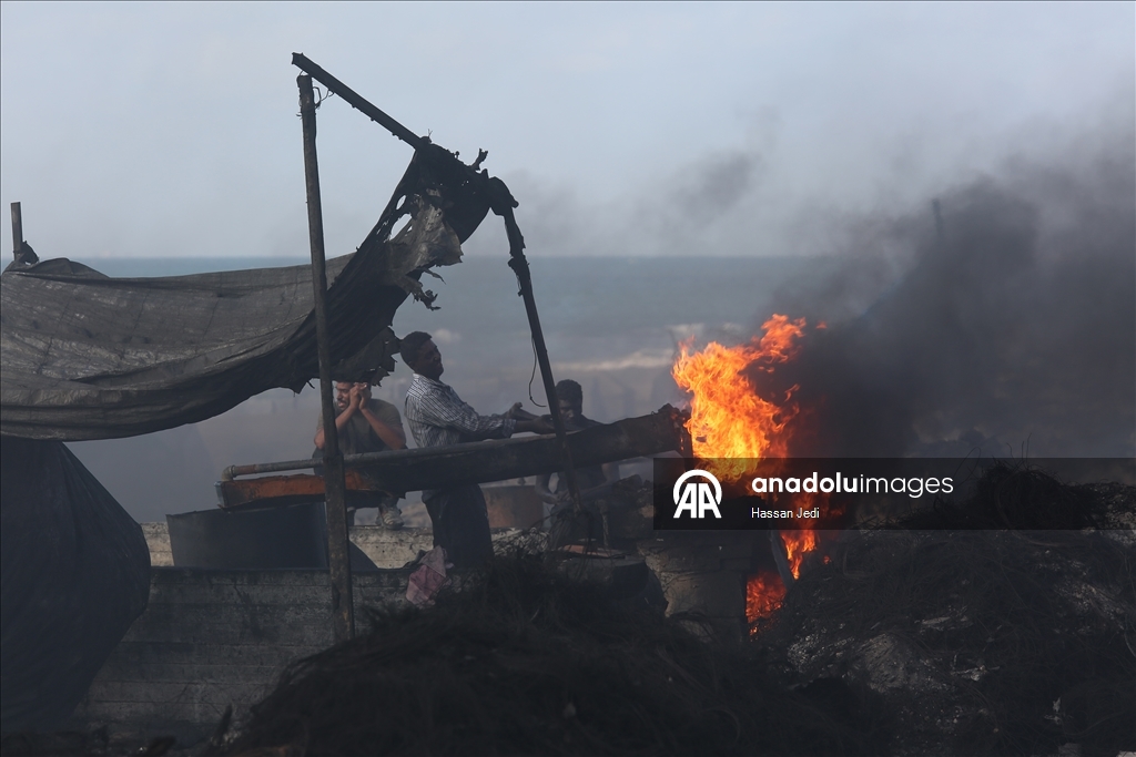 В Газе на фоне кризиса производят топливо из пластиковых отходов
