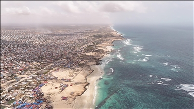 Somalililer Hint Okyanusu'nda hem yüzüyor hem de balık tutuyor