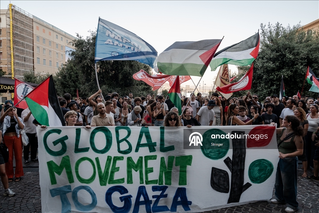 В Милане прошла многотысячная акция в поддержку международной флотилии Global Sumud с гуманитарной помощью для Газы.