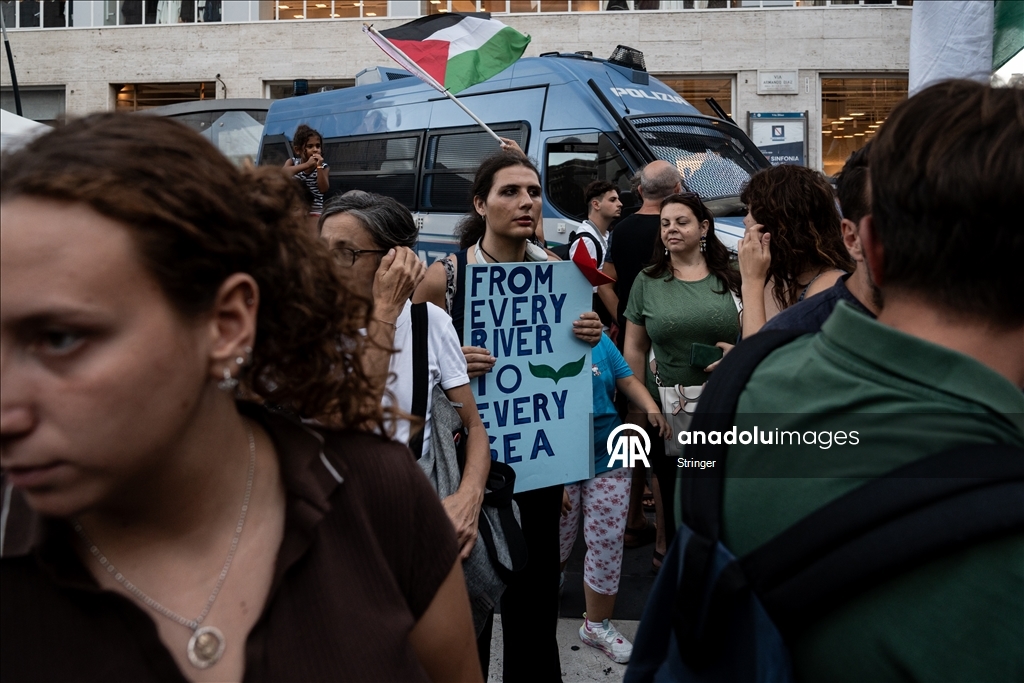 В Милане прошла многотысячная акция в поддержку международной флотилии Global Sumud с гуманитарной помощью для Газы.