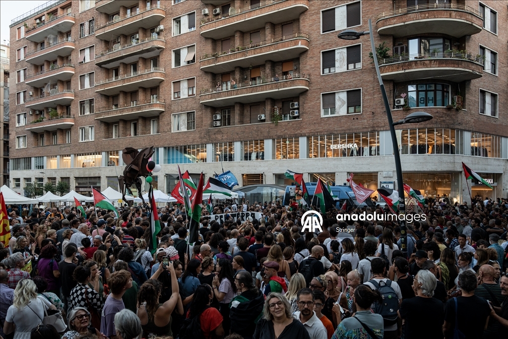 В Милане прошла многотысячная акция в поддержку международной флотилии Global Sumud с гуманитарной помощью для Газы.
