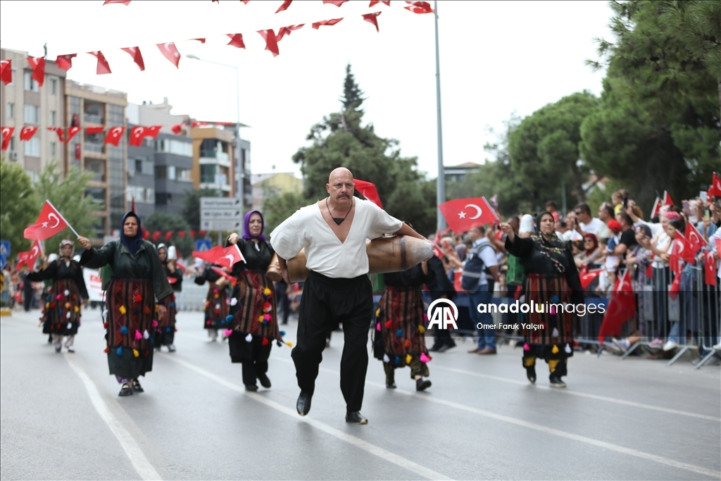 Balıkesir'in kurtuluş yıl dönümü geleneksel "Tülütabaklar" gösterisiyle kutlandı