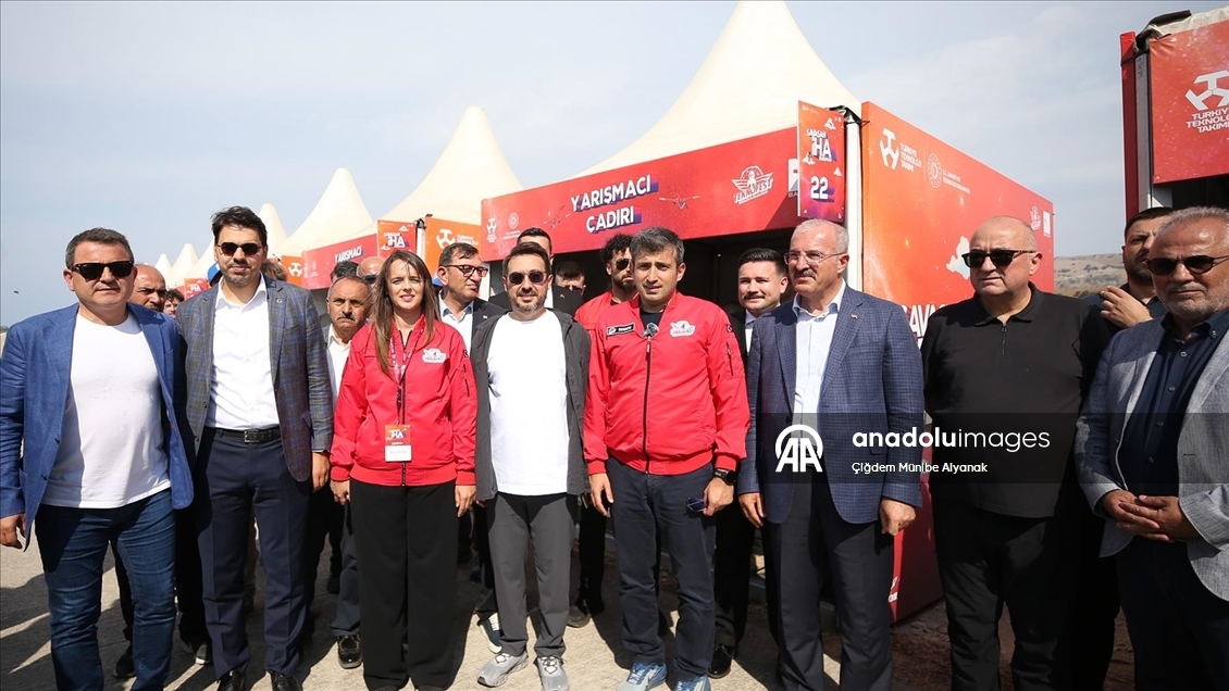 TEKNOFEST Yönetim Kurulu Başkanı Bayraktar Savaşan İHA Yarışması'nda gençlerle buluştu: