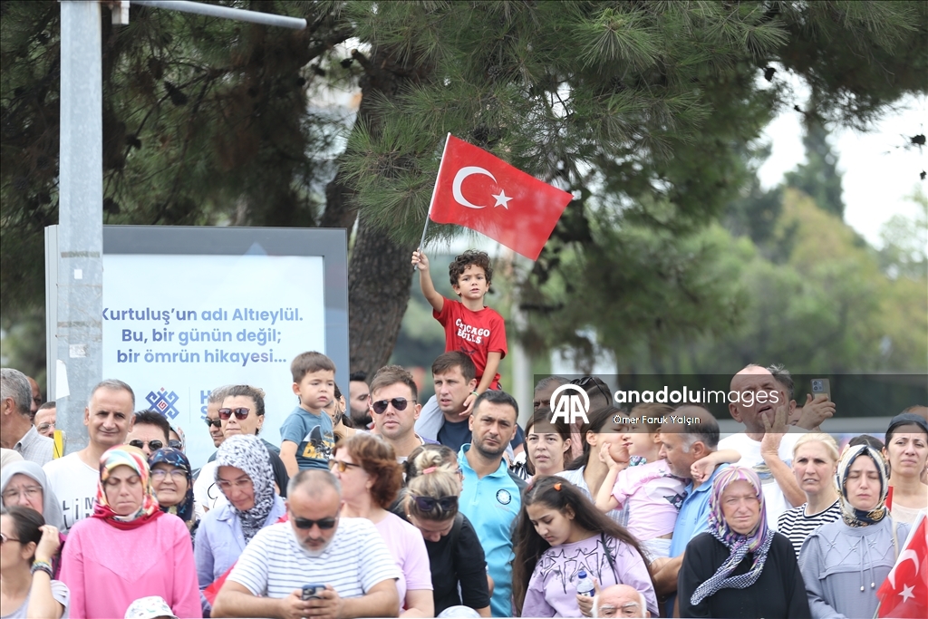 Balıkesir'in kurtuluş yıl dönümü geleneksel "Tülütabaklar" gösterisiyle kutlandı