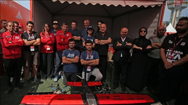 TEKNOFEST Yönetim Kurulu Başkanı Bayraktar Savaşan İHA Yarışması'nda gençlerle buluştu