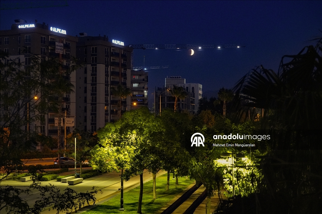 İzmir'de kanlı ay tutulması