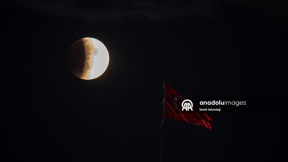 Ankara'da kanlı ay tutulması