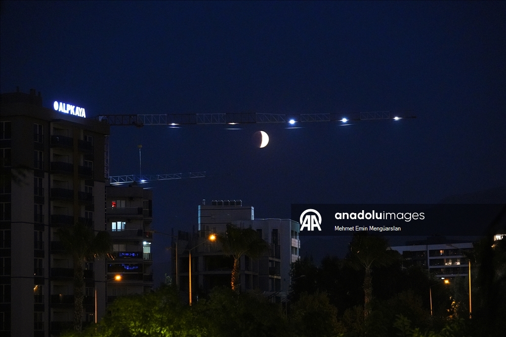 İzmir'de kanlı ay tutulması