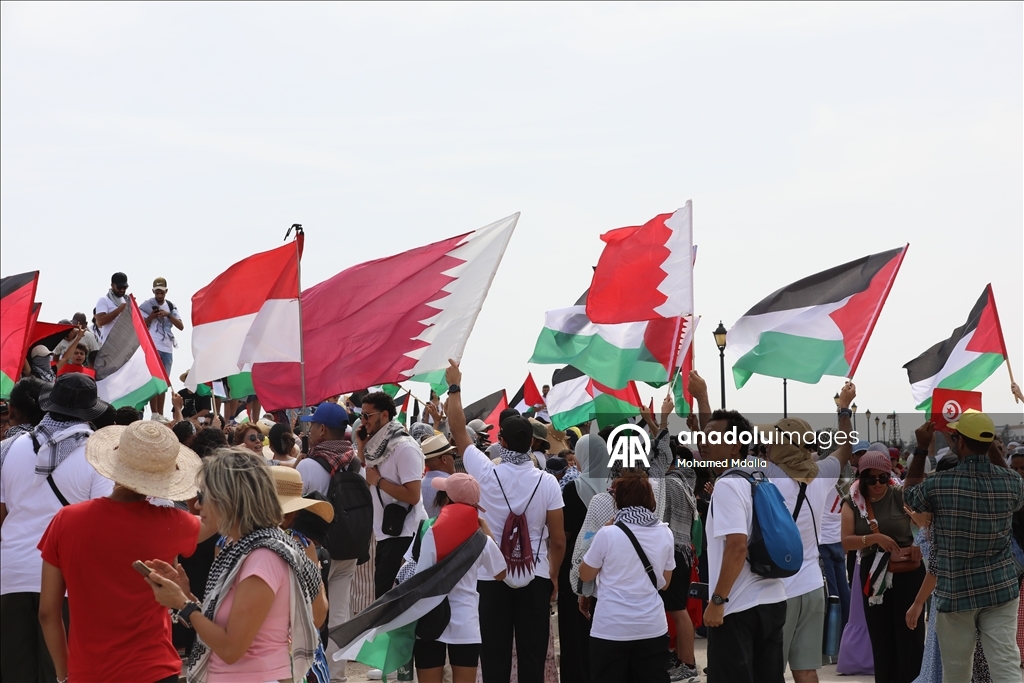 أسطول الصمود العالمي يبدأ بالوصول إلى تونس في طريقه إلى غزة