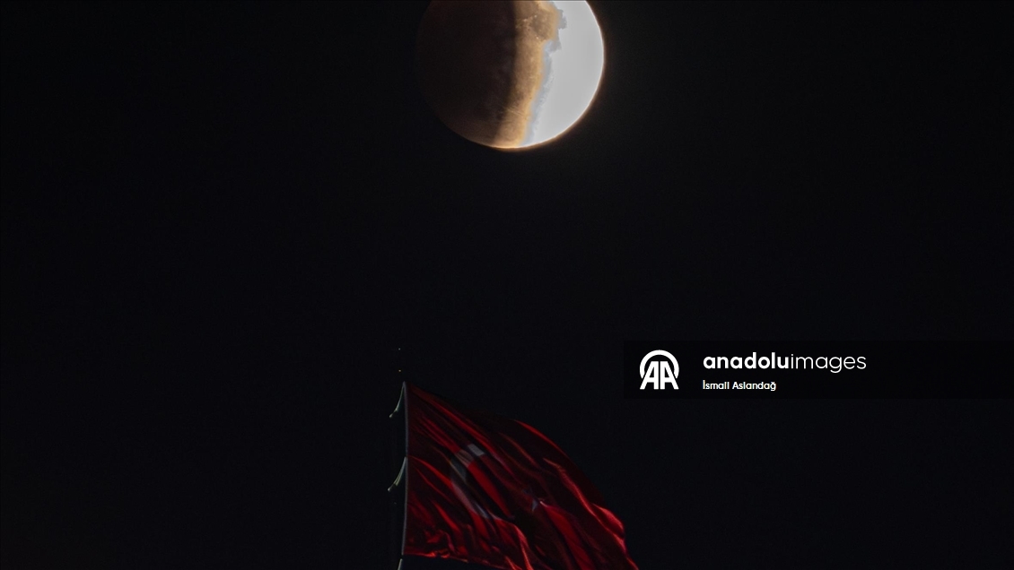 Ankara'da kanlı ay tutulması