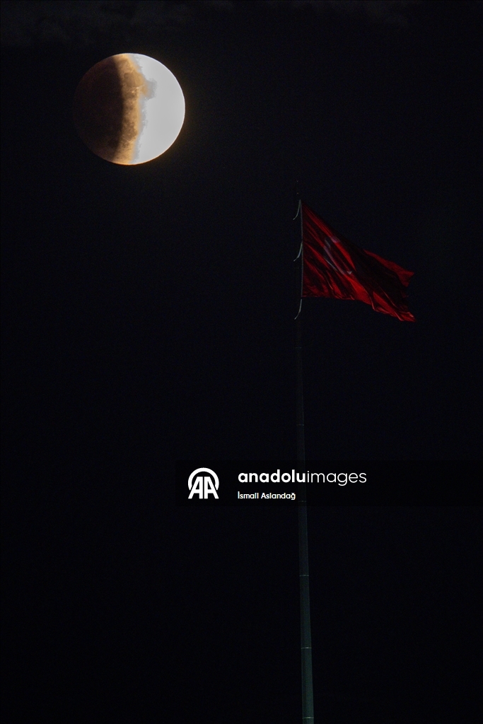 Ankara'da kanlı ay tutulması