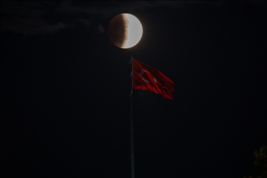 'Kanlı ay' tutulması gözlemlendi