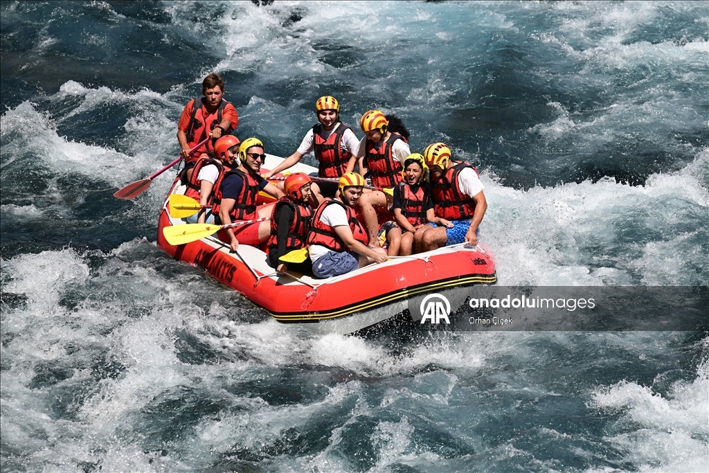 Antalya'daki bir mahallelinin geçim kaynağı rafting oldu