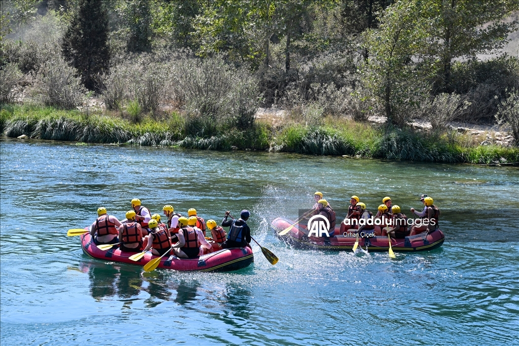 Antalya'daki bir mahallelinin geçim kaynağı rafting oldu