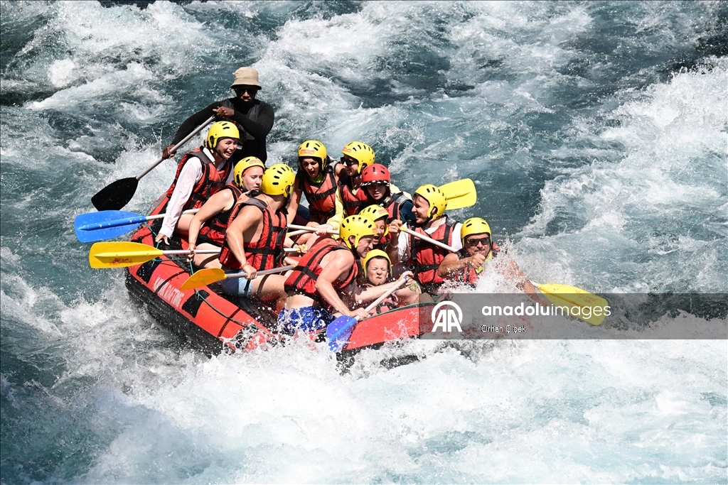 Antalya'daki bir mahallelinin geçim kaynağı rafting oldu
