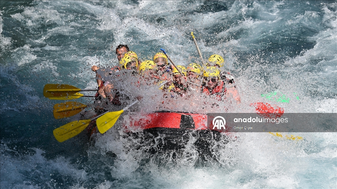 Antalya'daki bir mahallelinin geçim kaynağı rafting oldu
