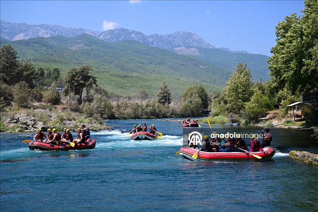 Antalya'daki bir mahallelinin geçim kaynağı rafting oldu