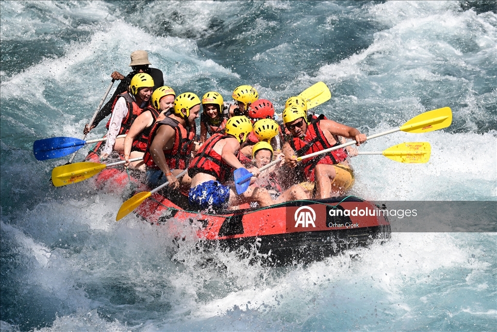 Antalya'daki bir mahallelinin geçim kaynağı rafting oldu