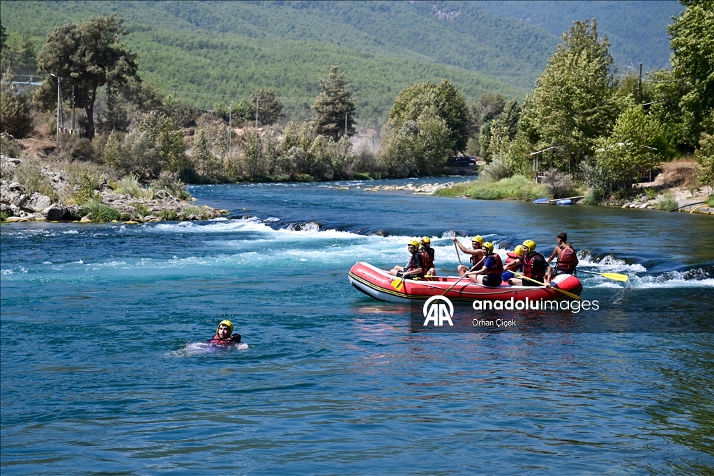 Antalya'daki bir mahallelinin geçim kaynağı rafting oldu