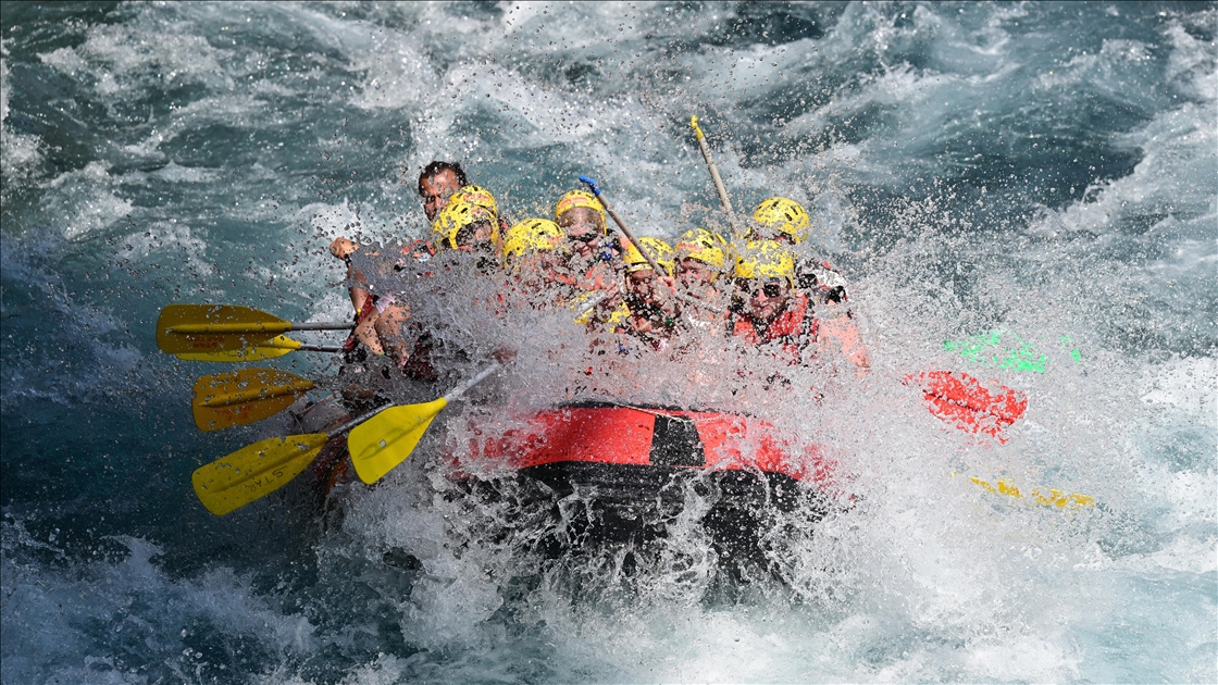 Antalya'daki bir mahallelinin geçim kaynağı rafting oldu