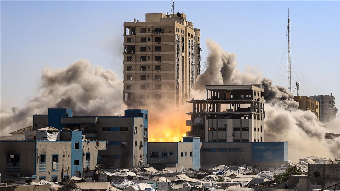 İsrail, Gazze'de Al-Roya Kulesi’ni vurdu