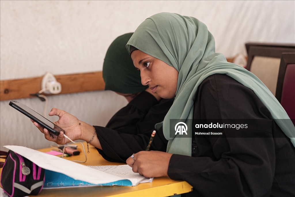 Students in Gaza prepare exams amid struggle of power and internet outages