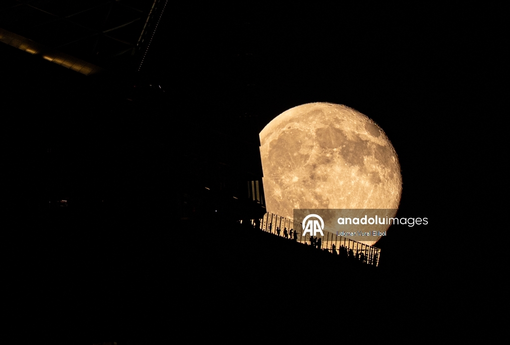 Full Blood Moon Rises in New York City
