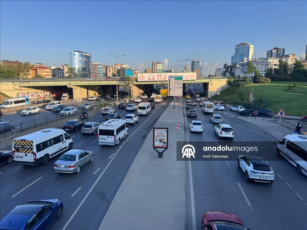 İstanbul'da yeni eğitim öğretim yılının ikinci gününde trafik yoğunluğu oluştu