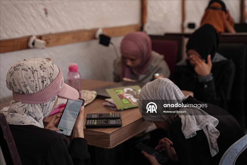 Students in Gaza prepare exams amid struggle of power and internet outages