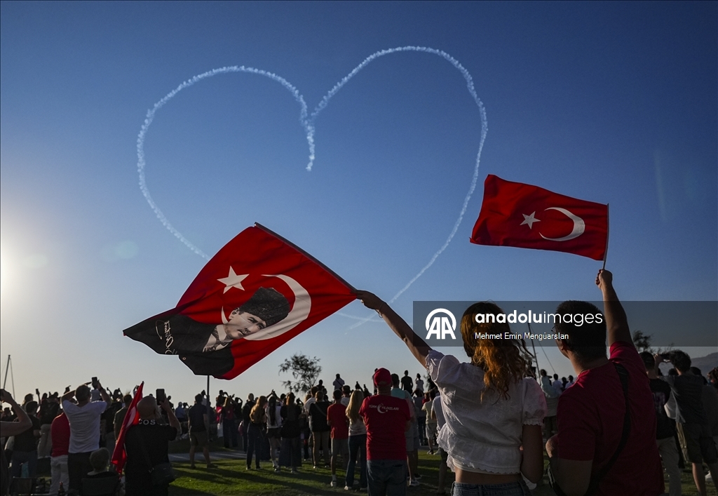 Turkish Stars perform air show to mark Izmir’s 103rd liberation anniversary