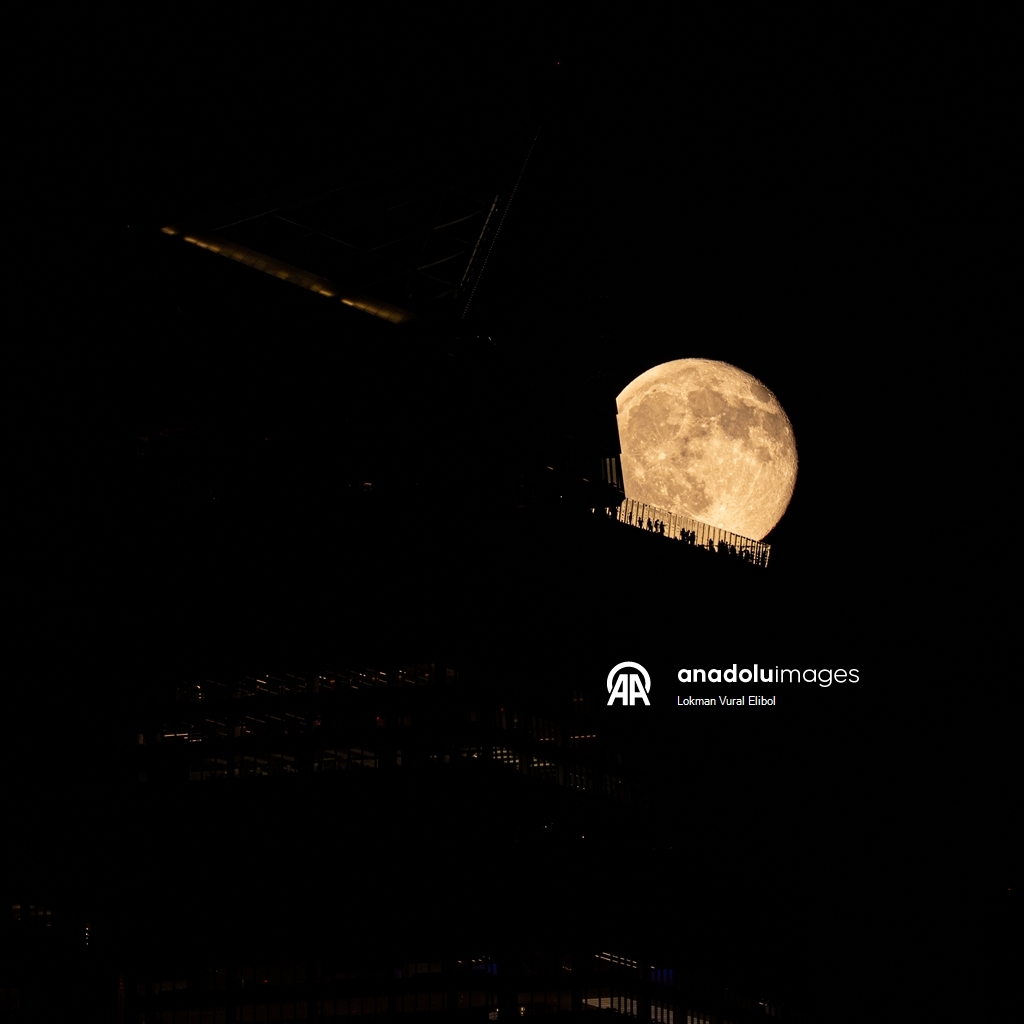 Full Blood Moon Rises in New York City