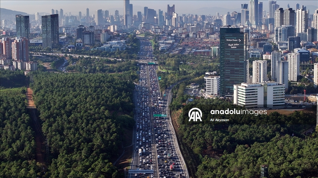 İstanbul'da haftanın ikinci iş gününde trafik yoğunluğu yaşanıyor