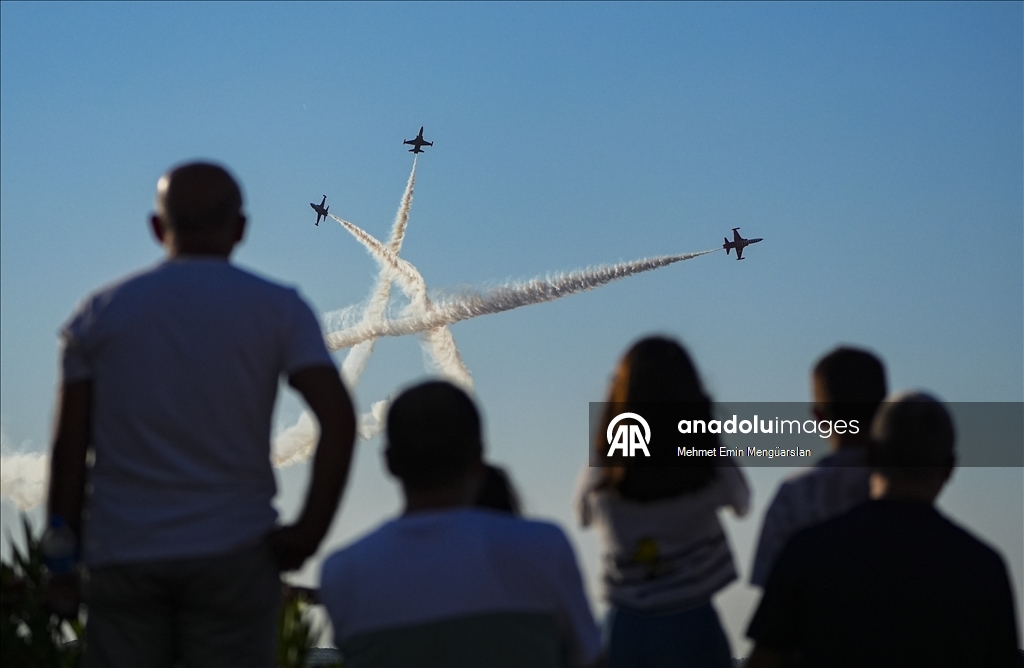 Turkish Stars perform air show to mark Izmir’s 103rd liberation anniversary