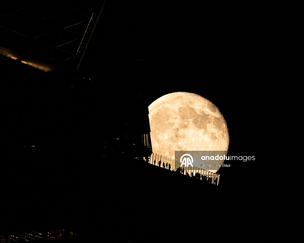 Full Blood Moon Rises in New York City