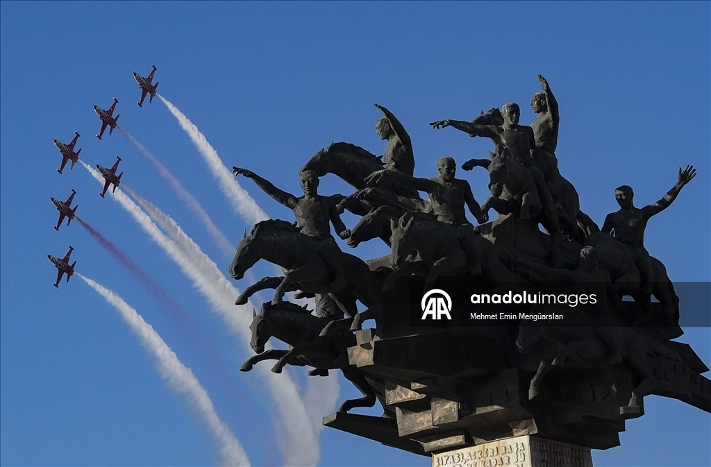 Turkish Stars perform air show to mark Izmir’s 103rd liberation anniversary