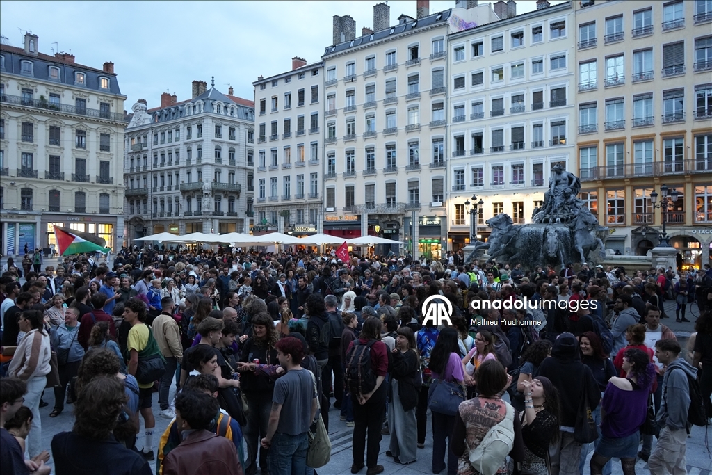 “Farewell Party” in Lyon marks the fall of Bayrou government 